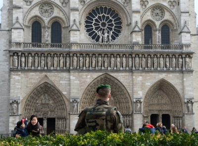 Soldado franc&ecirc;s diante da catedral de Notre-Dame em Paris, onde as medidas de seguran&ccedil;a foram refor&ccedil;adas desde os atentados de 13 de novembro.