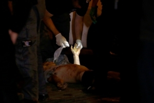 Pol&iacute;cia forense junto ao corpo de um palestino morto ao esfaquear um policial em Jerusal&eacute;m em 3 de dezembro de 2015