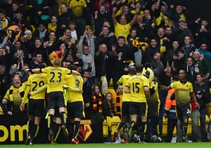 Jogadores do Watford comemoram vit&oacute;ria sobre o Liverpool, 20 de dezembro, 2015 em Londres