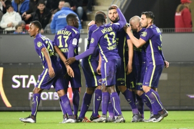Os jogadores do Caen comemoram gol durante partida contra o Rennes, em Rennes, no dia 11 de dezembro de 2015