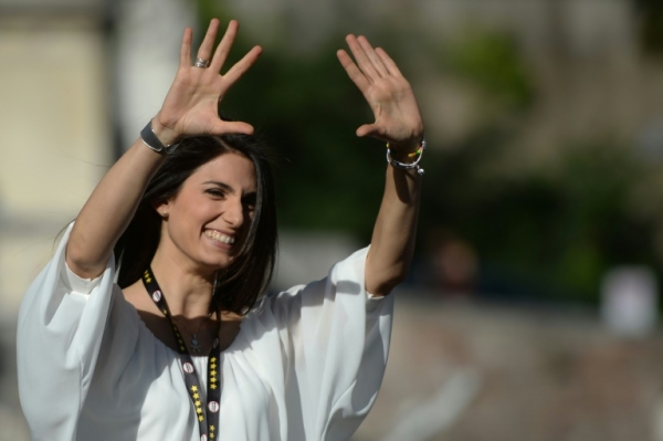Virginia Raggi, candidata do Movimento 5 Estrelas &agrave; prefeitura de Roma, participa de ato de campanha em 3 de junho na Piazza del Popolo, em Roma