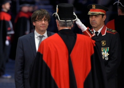 O separatista Carles Puigdemont toma posse como novo presidente do governo da Catalunha, em Barcelona, no dia 12 de janeiro de 2016