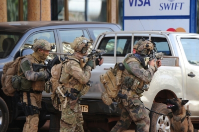 For&ccedil;as especiais francesas se posicionam no hotel Splendid de Ouagadougou em 16 de janeiro de 2016