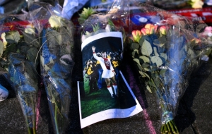 Flores em homenagem a Johan Cruyff s&atilde;o colocadas no est&aacute;dio ol&iacute;mpico de Amsterd&atilde;, em 24 de mar&ccedil;o de 2016