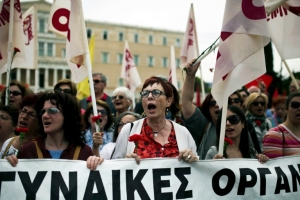 O Parlamento grego se pronuncia neste domingo sobre uma pol&ecirc;mica reforma das aposentadorias exigida pelos credores UE e FMI, em meio a protestos convocados pelos sindicatos e na v&eacute;spera de uma reuni&atilde;o do Eurogrupo sobre a Gr&eacute;cia