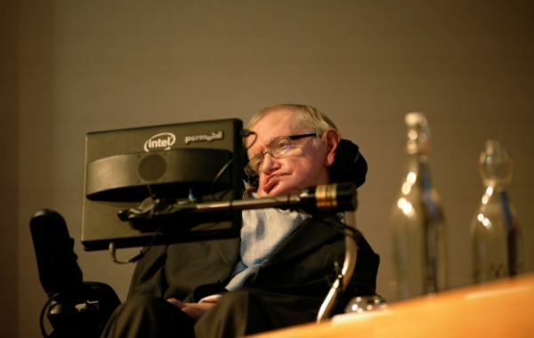 O c&eacute;lebre astrof&iacute;sico brit&acirc;nico Stephen Hawking &eacute; um dos 150 cientistas que declararam seu apoio para que o Reino Unido permane&ccedil;a na Uni&atilde;o Europeia, em uma carta publicada nesta quinta-feira