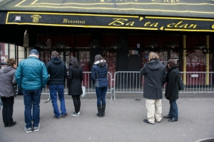 Curiosos em frente &agrave; casa de shows Bataclan, em Paris, um dos alvos dos atentados de 13 de novembro