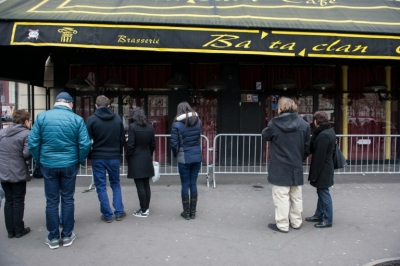 Curiosos em frente &agrave; casa de shows Bataclan, em Paris, um dos alvos dos atentados de 13 de novembro