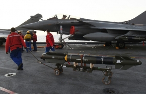(Novembro) Marinheiros a bordo do Charles-de-Gaulle, no Mediterr&acirc;neo