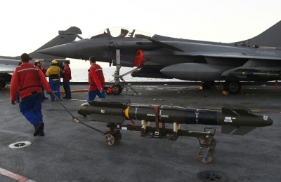 (Novembro) Marinheiros a bordo do Charles-de-Gaulle, no Mediterr&acirc;neo