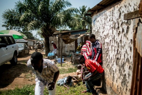 Tiros de armamento pesado foram registrados no bairro mu&ccedil;ulmano de PK5 em Bangui, capital da Rep&uacute;blica Centro-Africana, onde se enfrentam partid&aacute;rio e opositores do referendo constitucional, constatou uma jornalista da AFP
