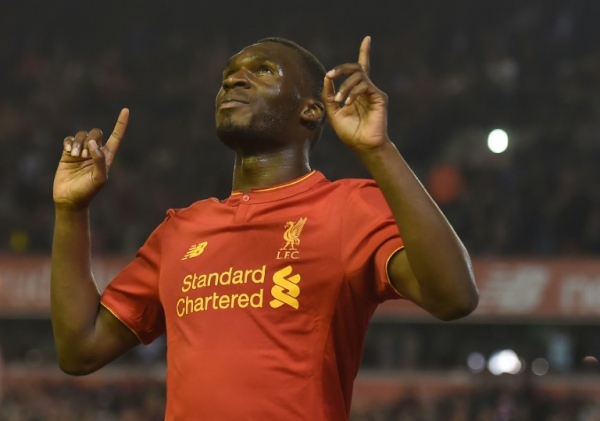 Christian Benteke, do Liverpool, comemora gol durante partida contra o Chelsea, em Liverpool, no dia 11 de maio de 2016