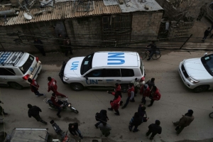 Comboios de ajuda humanit&aacute;ria chegam &agrave; cidade de Kafr Batna, perto de Damasco, no dia 23 de fevereiro de 2016