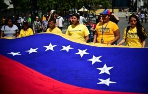Manifestantes participam de protesto pelo referendo revogat&oacute;rio contra o presidente Nicol&aacute;s Maduro, em Caracas, no dia 6 de junho de 2016