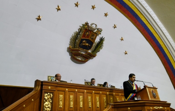 (Arquivo) O presidente venezuelano Nicol&aacute;s Maduro discursa no Parlamento, em Caracas, no dia 15 de janeiro de 2016