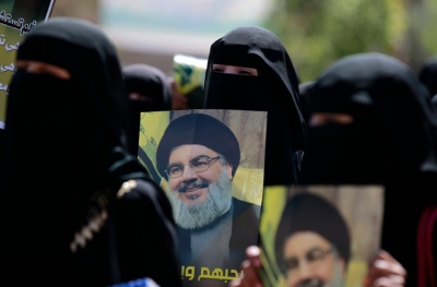 Estudantes exibem no I&ecirc;men cartazes com a imagem do l&iacute;der do Hezbollah, Hassan Nasrallah