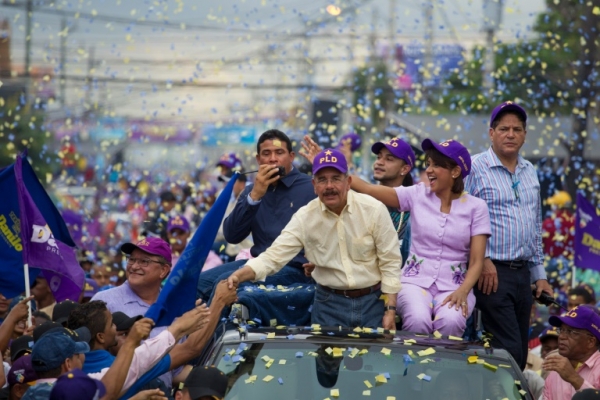 O presidente Danilo Medina cumprimenta simpatizantes durante ato eleitoral em 12 de maio