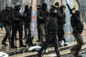 Policiais turcos em Diyarbakir, ap&oacute;s o fim de toque de recolher na cidade em 31 de dezembro de 2015