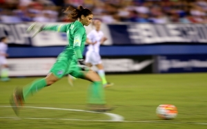 (Arquivo) A jogadora da sele&ccedil;&atilde;o americana de futebol Hope Solo &eacute; vista durante partida contra a Alemanha, na Fl&oacute;rida, em 9 de mar&ccedil;o de 2016