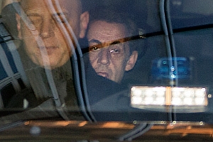 Sarkozy chega ao centro financeiro de Paris