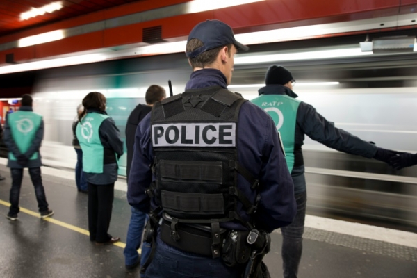 Policial &eacute; visto em esta&ccedil;&atilde;o de trem em Paris, em 30 de dezembro de 2015