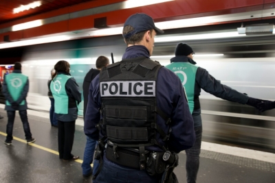 Policial &eacute; visto em esta&ccedil;&atilde;o de trem em Paris, em 30 de dezembro de 2015