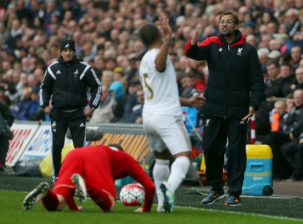 Liverpool's German manager Jurgen Klopp (R) gestures from the touchline during the English Premier League football match between Swansea City and Liverpool FC at the Liberty Stadium, in Swansea, South Wales, on May 1, 2016.
