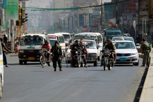 Iemenitas do movimento xiita huthi s&atilde;o vistos em uma rua de Sanaa, no dia 7 de janeiro de 2016