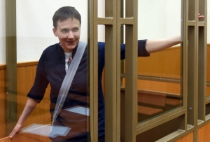 (21 mar) A piloto Nadia Savtchenko, no tribunal de Donetsk