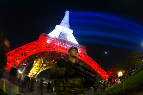(18 nov) Soldado vigia a Torre Eiffel