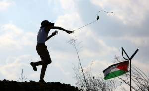 Um protestante palestino atira uma pedra durante combate contra for&ccedil;as de seguran&ccedil;a israelenses em Tulkarm, na Cisjord&acirc;nia, em 10 de novembro de 2015