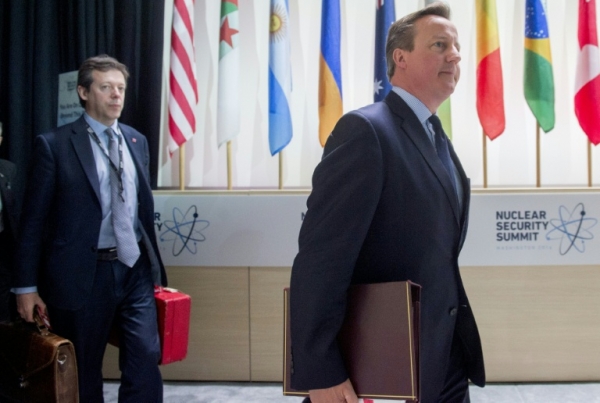 O primeiro-ministro brit&acirc;nico David Cameron est&aacute; sendo pressionado a prestar contas sobre a fortuna de sua fam&iacute;lia depois que o nome de seu pai, Ian, foi mencionado no esc&acirc;ndalo de fraude fiscal "Panama Papers".