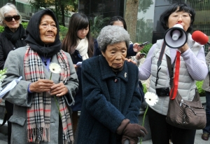 (Arquivo) Duas senhoras taiwanesas do sistema de "mulheres de conforto" participam de protesto realizado em Taip&eacute;, em 10 de dezembro de 2012, que demandava um pedido de desculpas do Jap&atilde;o &agrave;s mulheres escravizadas sexualmente durante a 2&ordf;GM