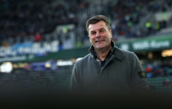 Wolfsburg's head coach Dieter Hecking smiles prior to the German first division Bundesliga football match VfL Wolfsburg vs Hamburger SV at Volkswagen-Arena in Wolfsburg, central Germany, on December 12, 2015. AFP PHOTO / RONNY HARTMANN RESTRICTIONS: DURING MATCH TIME: DFL RULES TO LIMIT THE ONLINE USAGE TO 15 PICTURES PER MATCH AND FORBID IMAGE SEQUENCES TO SIMULATE VIDEO. == RESTRICTED TO EDITORIAL USE == FOR FURTHER QUERIES PLEASE CONTACT DFL DIRECTLY AT + 49 69 650050.