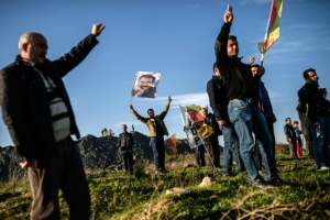 (Arquivo) Pessoas seguram bandeiras e fotos de Abdullah Ocalan, l&iacute;der detido do Partido dos Trabalhadores do Curdist&atilde;o (PKK), durante funeral do curdo Aziz Guler, em Istambul, no dia 22 de novembro de 2015