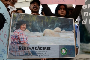 Milhares de pessoas se despediram neste s&aacute;bado da carism&aacute;tica l&iacute;der ambientalista Berta C&aacute;ceres, de 45 anos, assassinada na &uacute;ltima quinta-feira em La Esperanza, a 200 quil&ocirc;metros noroeste d capital hondurenha, pedindo justi&ccedil;a