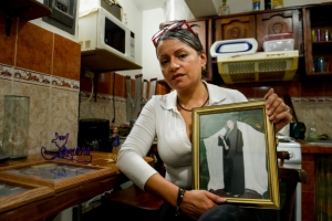 Manuela P&eacute;rez posa com foto de sua filha Adriana, em Caracas, no dia 6 de fevereiro de 2016