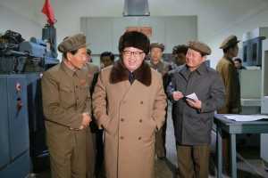 Kim Jong-un ri durante sua visita &agrave; f&aacute;brica da Sinhung Machine, na prov&iacute;ncia de Hamgyong do Sul