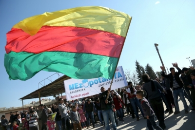 Membros das Unidades de Prote&ccedil;&atilde;o do Povo Curdo (YPG) participam de manifesta&ccedil;&atilde;o, em Qamishli, S&iacute;ria, no dia 4 de fevereiro de 2016