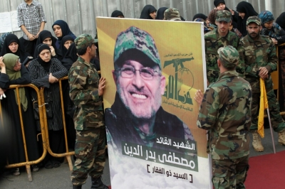 Combatentes do Hezbollah exibem cartaz com foto de Mustafah Badreddine durante o funeral em Beirute, em 13 de maio