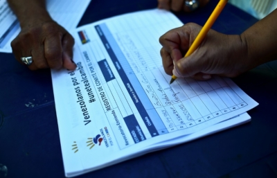 (6 jun) Venezuelanos assinam em Caracas o pedido de referendo revogat&oacute;rio contra Maduro