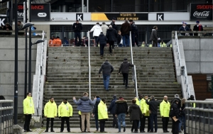 Seguran&ccedil;as revistam pessoas na entrada do Stade de France, em Saint-Denis, no dia 6 de fevereiro de 2016