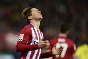 O atacante do Atletico de Madrid, Fernando Torres, gesticula ap&oacute;s perder um gol em jogo do campeonato espanhol contra o Villarreal
