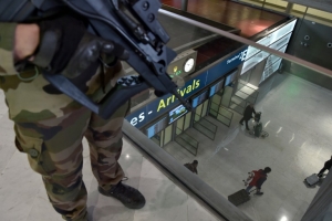 Militares franceses no aeroporto Charles de Gaulle