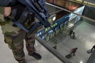 Militares franceses no aeroporto Charles de Gaulle