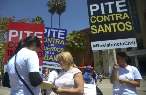 Colombianos se re&uacute;nem na pra&ccedil;a Botero, em Medell&iacute;n, para assinar carta 'Pela paz que Queremos', impulsionada pelo ex-presidente Alvaro Uribe contra o acordo de paz que o governo se prepara para assinar com as Farc