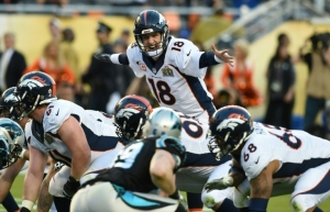 Peyaton Manning orienta seus companheiros do Denver Bronco