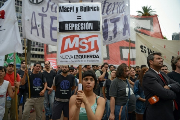 Sindicalistas e membros de organiza&ccedil;&otilde;es sociais e de esquerda protestam contra o governo de Mauricio Macri em Buenos Aires