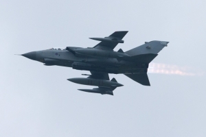 Avi&atilde;o da For&ccedil;a A&eacute;rea brit&acirc;nica decola da base de Marham, em Norfolk