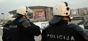 (Arquivo) Policiais em Belgrado